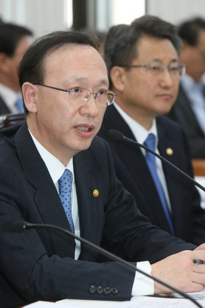 현인택 통일부 장관(왼쪽)이 9일 오후 국회 외교통상통일위원회에서 임진강 야영객 사망·실종 사고를 불러온 북한의 황강댐 방류와 관련한 의원들의 질의에 답변하고 있다. 오른쪽은 홍양호 통일부 차관.  김진수 기자 jsk@hani.co.kr
