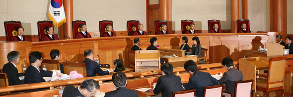 ‘언론관련법 강행처리에 대한 권한쟁의 심판사건’ 공개변론이 10일 오전 서울 종로구 가회동 헌법재판소 대심판정에서 열리고 있다. 박종식 기자 anaki@hani.co.kr