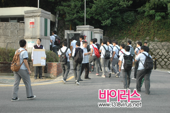등교하고 있는 경동고 학생들과 그 앞에서 일인시위 중인 김민준 학생. ⓒ 인터넷뉴스 바이러스