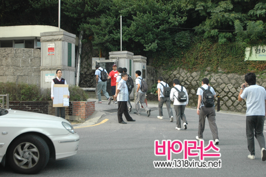 등교하고 있는 경동고 학생들과 그 앞에서 일인시위 중인 김민준 학생. ⓒ 인터넷뉴스 바이러스