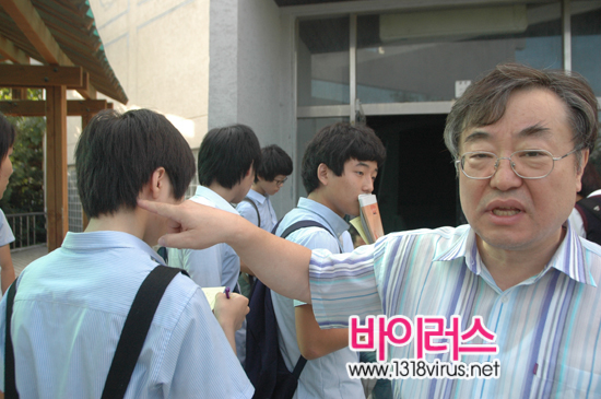 1학년 생활지도부장 고동준 교사가 해당 학생이 두발규정을 어겼음을 설명하고 있다  ⓒ 인터넷뉴스 바이러스