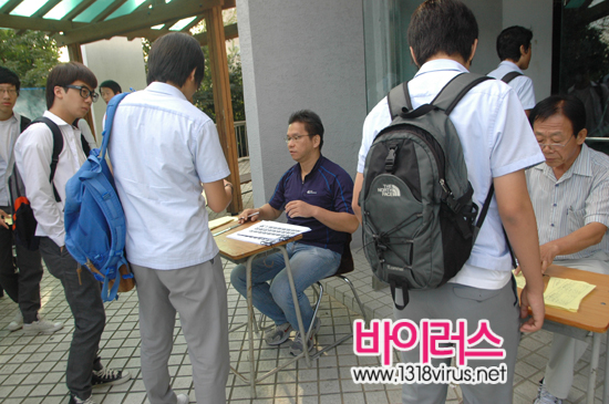 두발규정을 어긴 것으것으로 된 학생들이 벌점을 부과 받고 있다  ⓒ 인터넷뉴스 바이러스