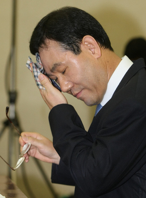 주호영 특임장관 후보자가 15일 오전 국회 정무위원회에서 열린 인사청문회에서 의원들의 질문에 답한 뒤 땀을 닦고 있다. 김진수 기자 jsk@hani.co.kr