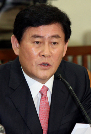 최경환 지식경제부 장관 후보자가 15일 오전 국회 지식경제위원회에서 열린 인사청문회에서 의원들의 질의에 답하고 있다. 김봉규 기자 bong9@hani.co.kr