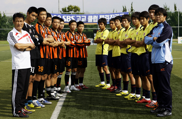 고등학교 축구맞수인 서울 동북고(왼쪽)와 성남 풍생고(오른쪽) 선수들이 12일 오후 경기 구리시 아천동 챔피언스파크에서 '2009 SBS 고교 클럽 챔피언스리그' 경기를 하기 전에 서로를 바라보고 있다. 구리/김명진 기자 littleprince@hani.co.kr