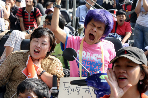 ‘2010년 장애인 예산 확보 공동행동’ 회원들이 15일 오후 서울 중구 무교동길 국가인권위원회 앞에서 전국장애인결의대회를 열고, ‘4대강 삽질예산 폐기, 2010년 장애인 예산 확보’를 요구하는 구호를 외치고 있다. 이들은 전날부터 국가인권위원회 건물 11층 배움터 점거농성을 벌였다. 
 김태형 기자 xogud555@hani.co.kr