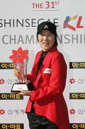 이정은이 18일 경기 여주 자유CC에서 열린 신세계 KLPGA 선수권대회에서 우승한 뒤  붉은 자켓을 입고 우승컵을 들어보이고 있다.  KLPGA 제공