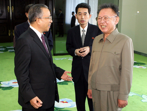 김정일 북한 국방위원장이 18일 후진타오 중국 주석의 특사 자격으로 평양을 방문한 다이빙궈 중국 외교담당 국무위원을 만나 얘기하고 있다. 평양/신화 연합.