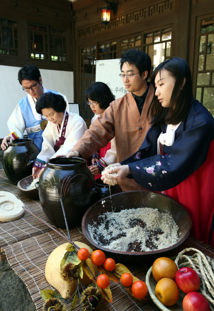  한가위를 앞두고 20일 오전 서울 종로구 경운동 민가다헌에서 국순당의 전통 차례주 빚기 행사에 참가한 어머니와 아들, 딸 등 한 가족이 ‘차례주’ 빚고 있다.   이종근 기자 <A href="mailto:root2@hani.co.kr">root2@hani.co.kr</A>