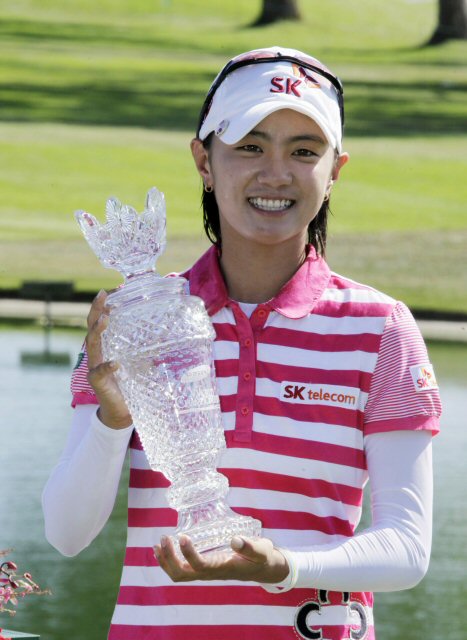 최나연(22.SK텔레콤)이 미국여자프로골프(LPGA) 투어 삼성월드챔피언십에서 우승한 뒤 우승컵을 들고 환하게 웃고 있다.  (AFP/연합)