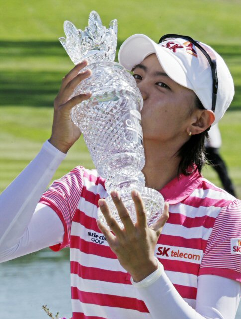 최나연(22.SK텔레콤)이 미국여자프로골프(LPGA) 투어 삼성월드챔피언십에서 우승한 뒤 우승컵을 들고 환하게 웃고 있다.  (AFP/연합)