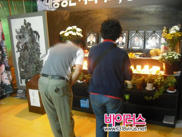 미사 중 분향소에서 분향을 하는 참석자들  ⓒ 오재호 기자