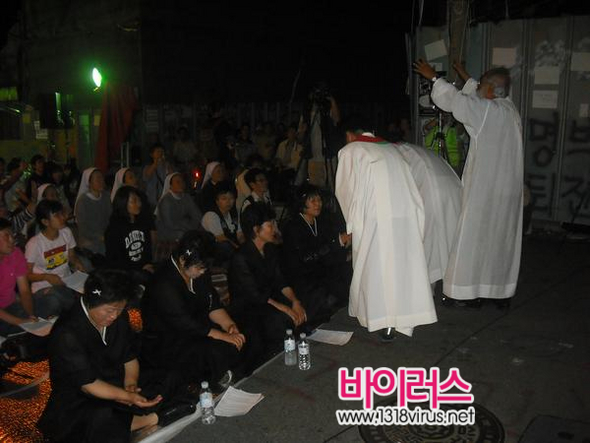 미사 중 ‘평화의 인사‘를 함께 나누는 신부와 참석자들  ⓒ 오재호 기자