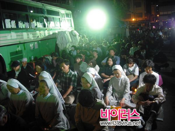 경찰의 강경한 대응에도 남일당 골목을 가득 메운 사람들  ⓒ 오재호 기자