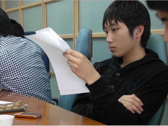 정기회의에서 집중하고 있는 이종보 위원  ⓒ 보건복지가족부 청소년 참여위원회 카페