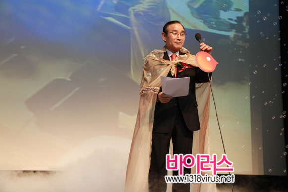홍건표 부천시장이 우주 컨셉에 맞춘 망토를 입고서 축사를 발표하고 있다.  ⓒ BICOF
