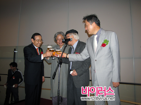 홍건표 부천시장, 만화가 이희재 씨, 조관제 전 부천만화정보센터 이사장, 이현세 한국만화영상진흥원(KOMACON) 이사장이 축배를 하고 있다.  ⓒ 인터넷뉴스 바이러스 성상민