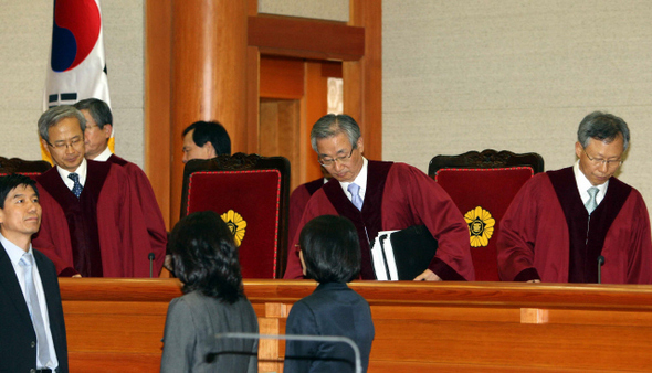 이강국 헌법재판소장(가운데)과 헌법재판관들이 24일 오후 서울 종로구 재동 헌법재판소 대심판정으로 들어서고 있다. 헌재는 이 자리에서 ‘집회 및 시위에 관한 법률’의 제10조, 야간집회 금지 조항에 헌법 불합치 결정을 냈다.  김태형 기자 xogud555@hani.co.kr