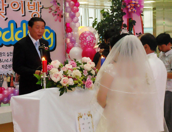 새터민 신랑 이필한(56·가명)씨와 신부 김명자(46·가명)씨