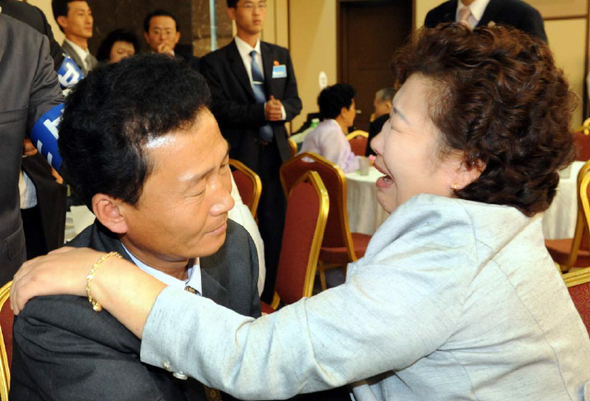 26일 오후 금강산 면회소에서 남쪽의 노순호(오른쪽)씨가 지난 1987년 납북된 어선 ‘동진호’ 선원인 동생 성호씨를 22년 만에 만나 울부짖고 있다. 동진호는 지난 1987년 1월 백령도 근해에서 조업하다 북한 경비정에 나포됐다.   금강산/사진공동취재단