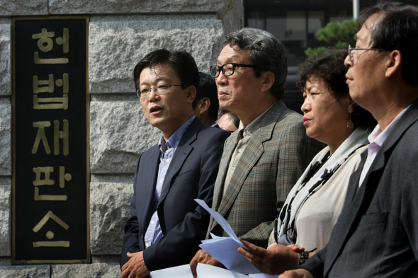 최상재 전국언론노동조합 위원장(맨 왼쪽)이 29일 오전 언론관련법 제2차 공개변론이 열린 서울 재동 헌법재판소 앞에서 언론단체 및 시민단체 대표들과 함께 언론악법 원천무효와 헌법재판소의 바른 결정을 촉구하고 있다.  이정아 기자 leej@hani.co.kr