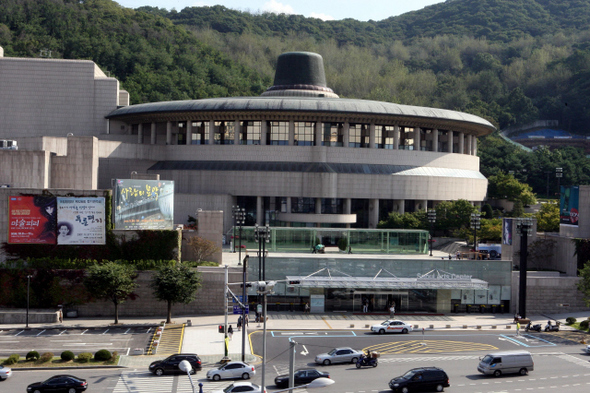 지난해 초 화재 복구공사 업체 선정과정에서 부당한 계약을 맺은 것으로 문화부 감사결과 드러난 서울 서초동 예술의전당 오페라하우스 앞으로 30일 오후 차량들이 지나가고 있다.  김태형 기자 xogud555@hani.co.kr