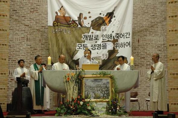 미사를 집전하는 신부들  ⓒ 천주교정의구현전국사제단