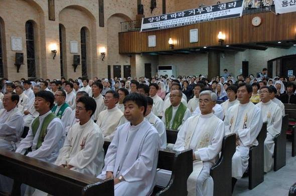 미사를 집전하는 신부들  ⓒ 천주교정의구현전국사제단