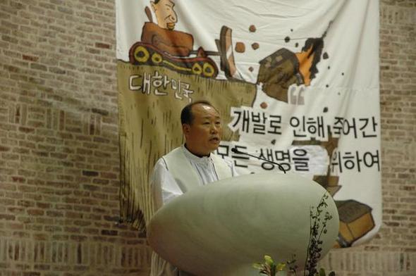 발언을 하는 전종훈 신부(천주교 서울교구/사제단 대표)  ⓒ 천주교정의구현전국사제단