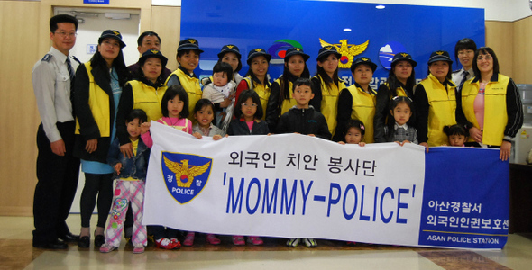 마미폴(영문 이름은 mommy-police) 단원들과 자녀들. 충남 아산경찰서 제공