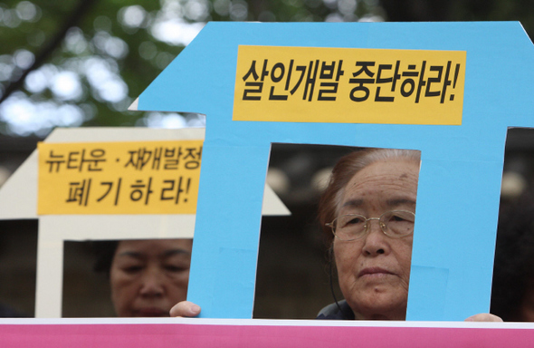 “서민 주거권 보장하라” ‘세계 주거의 날’인 5일 오전 서울 중구 서울시청 별관 앞에서 빈곤철폐를 위한 사회연대, 주거권운동네트워크 등 시민·사회단체 회원들이 정부의 뉴타운·재개발정책을 폐기하고 철거민, 장애인 등 서민들의 주거권을 보장하라고 촉구하고 있다.   신소영 기자 viator@hani.co.kr