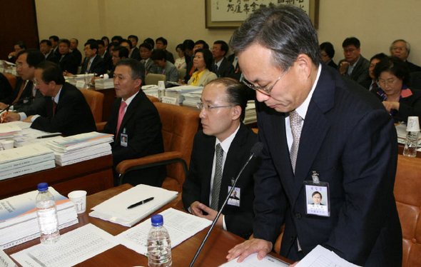 인문사화연구회 및 소관연구원 상대 국정감사에서 여야의원들이 현오석 한국개발연구원장 상대로 비난이 쏟아지자 이사장의 얼굴이 이그러져있다. 이석현 민주당의원이 박기성 한국노동연구원장을 질타하자 자리에서 일어나 허리를 굽혀 사과하고 있다.  김봉규 기자 bong9@hani.co.kr
