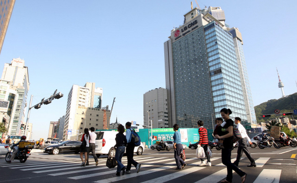 지난 8월 서울 중구 회현고가차도가 철거된 뒤 회현사거리에 새로 마련된 횡단보도 위로 6일 오후  시민들이 분주히 걸어가고 있다. 신소영 기자 <A href="mailto:viator@hani.co.kr">viator@hani.co.kr</A>