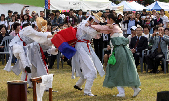 7일 오후 서울대 축제 프로그램의 하나로 열린 전통혼례 행사에서, 신랑쪽 함진아비와 매파(혼인을 중매하는 할멈)가 함을 사이에 두고 옥신각신하고 있다.  김태형 기자 <A href="mailto:xogud555@hani.co.kr">xogud555@hani.co.kr</A>