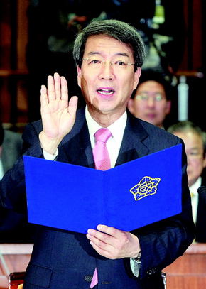 정운찬 국무총리 후보자가 21일 오전 국회에서 열린 인사청문회에서 선서를 하고 있다. 김진수 기자 jsk@hani.co.kr