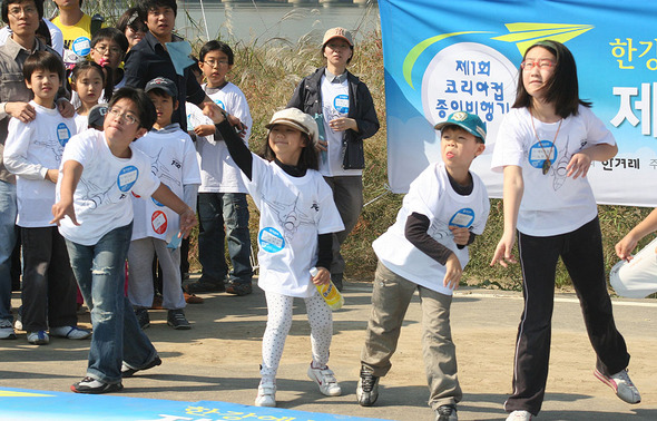 10일 한강시민공원 광나루지구 모형비행장에서 열린 ‘코리아컵 종이비행기 대회’에서 멀리날리기 부문에 출전한 초등부 학생들이 힘차게 비행기를 날리고 있다.