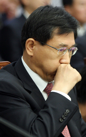 <b>뭐라고 대답하지</b> 노환균 서울중앙지검장이 12일 서울 서초동 서울고검에서 열린 국회 법제사법위원회 국정감사에서 의원들의 질의를 들으며 헛기침을 하고 있다.  김경호 기자 jijae@hani.co.kr