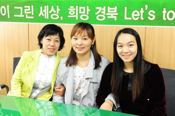 경북도로 시집온 3명의 결혼이민여성이 경북도 행정인턴으로 채용됐다. 왼쪽부터 장리주안, 멍흐체첵, 이수미씨. 사진 경북도 제공