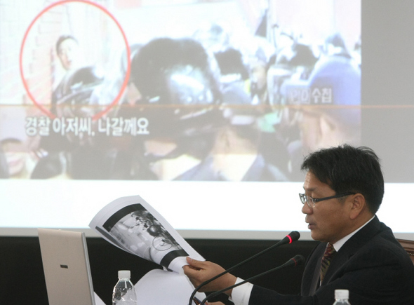 강기정 민주당 의원이 13일 오전 서울 종로구 내자동 서울지방경찰청에서 열린 국회 행정안전위원회 국정감사에서, 경찰이 지하철역을 봉쇄한 채 장애인의 출입마저 금지하는 동영상을 보여주고 있다.   김진수 기자 jsk@hani.co.kr