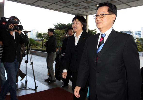 국회 법제사법위원회 소속인 민주당의 박지원 의원(오른쪽)과 박영선 의원이 15일 오후 효성 비자금 사건 수사기록을 열람하러 서울 서초동 서울중앙지검 청사에 들어서고 있다.  신소영 기자 viator@hani.co.kr