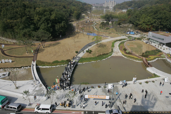  개장을 이틀 앞둔 ‘북서울꿈의숲’이 15일 언론에 공개됐다. 서울 강북구 번동 드림랜드 터 66만2627㎡에 조성한 북서울꿈의숲은 서울에서 월드컵공원(276만㎡), 올림픽공원(145만㎡), 서울숲(120만㎡)에 이어 4번째 큰 규모로, 대형연못 ‘월영지’와 ‘월광폭포’엔 물과 녹지가 어우러져 자연정취가 물씬 풍긴다. 이종찬 선임기자 <A href="mailto:rhee@hani.co.kr">rhee@hani.co.kr</A>