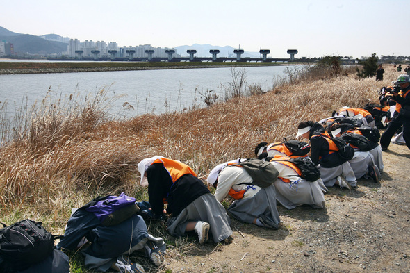 지난해 4월1일 생명평화 순례단이 부산 사상구 낙동강 을숙도에서 운하에 위협받는 생명의 강을 지키기 위해 낙동강에 삼배를 하고 있다.  〈한겨레〉 자료사진