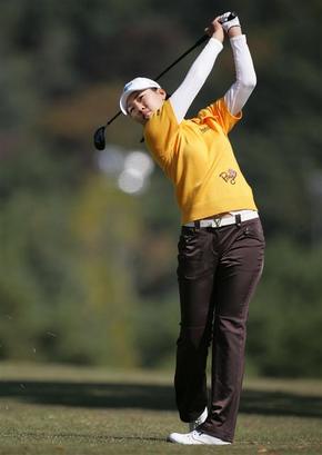 서희경이 18일 경기도 여주 블루헤런골프클럽에서 열린 하이트컵 챔피언십 최종라운드 3번홀에서 세컨샷을 하고 있다.  한국여자프로골프협회