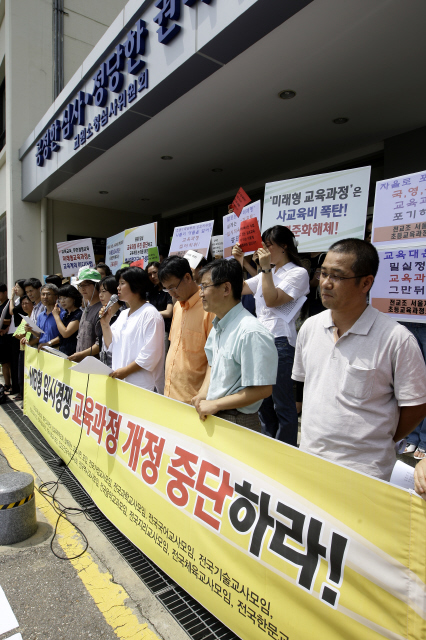 “노무현 정부는… 입시 가지고 5년 내내 공방하다 끝났잖습니까. 그래서 우리는 정책 결정을 신속하게 해야겠다고 생각하고 있었습니다. 대통령 뜻도 그랬고요.” 이주호 교육과학기술부 제1차관이 지난 2월 말, 한 일간지와 인터뷰 중에 한 말이다. 2009년 개정 교육과정을 둘러싼 갈등의 원인을 가늠할 수 있는 대목이다. 사진은 지난 7월, 개정 교육과정에 대해 전교조, 참교육학부모회, 범국민교육연대 등 교육단체가 기자회견을 하는 모습.  김명진 기자 <A href="mailto:littleprince@hani.co.kr">littleprince@hani.co.kr</A>