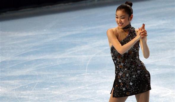 김연아가 17일(한국시각) 2009~2010 국제빙상경기연맹(ISU) 시니어 그랑프리 1차 대회 첫날 쇼트프로그램에서 영화 007시리즈 주제음악에 맞춰 환상적인 연기를 펼친 뒤 활짝 웃고 있다.  파리/연합뉴스