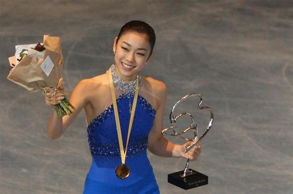 김연아가 시니어 그랑프리 1차대회 우승트로피를 거머쥔 뒤 관중들에게 인사하고 있다. 파리/연합뉴스