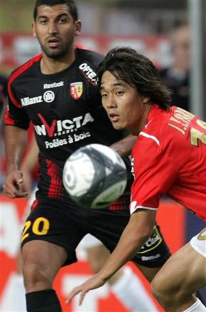 AS모나코의 박주영(오른쪽)이 19일(한국시각) 2009~2010 프랑스 르샹피오나 9라운드 RC랑스와의 경기에서 상대 선수와 공을 다투고 있다. 모나코/AP 연합뉴스