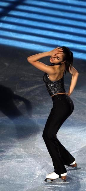 김연아가 18일(한국시각) 2009~2010 국제빙상경기연맹(ISU) 피겨 시니어 그랑프리 1차 대회 갈라쇼에서 매혹적인 연기를 선보이고 있다. 파리/연합뉴스