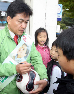 정범구 민주당 후보가 19일 오후 충북 음성군 생극면 생극초등학교 앞에서 어린이들에게 축구공에 사인을 해주고 있다.  음성/김태형 기자 xogud555@hani.co.kr