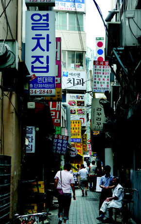  도심 재개발로 사라지고 있는 피맛골의 원형을 보존하는 수복형 재개발 방식이 도입된다. 광화문 교보타워 뒤쪽의 피맛골 모습. 서울시 제공